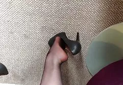 Brunette brings herself to orgasm with the help of a sex machine