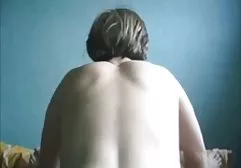 Spies on the bare chicks on the beach through the camera