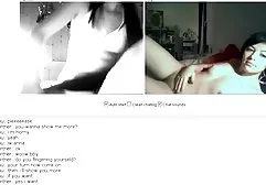 Valeria in short shorts shines buttocks