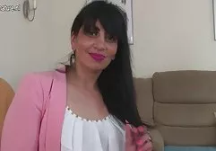 A woman wandered into a wild beach with her lover and began to seduce him.